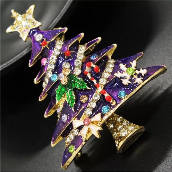 NWT Betsy Johnson Beautiful enamel and crystal Christmas Tree brooch. - Picture 2 of 6